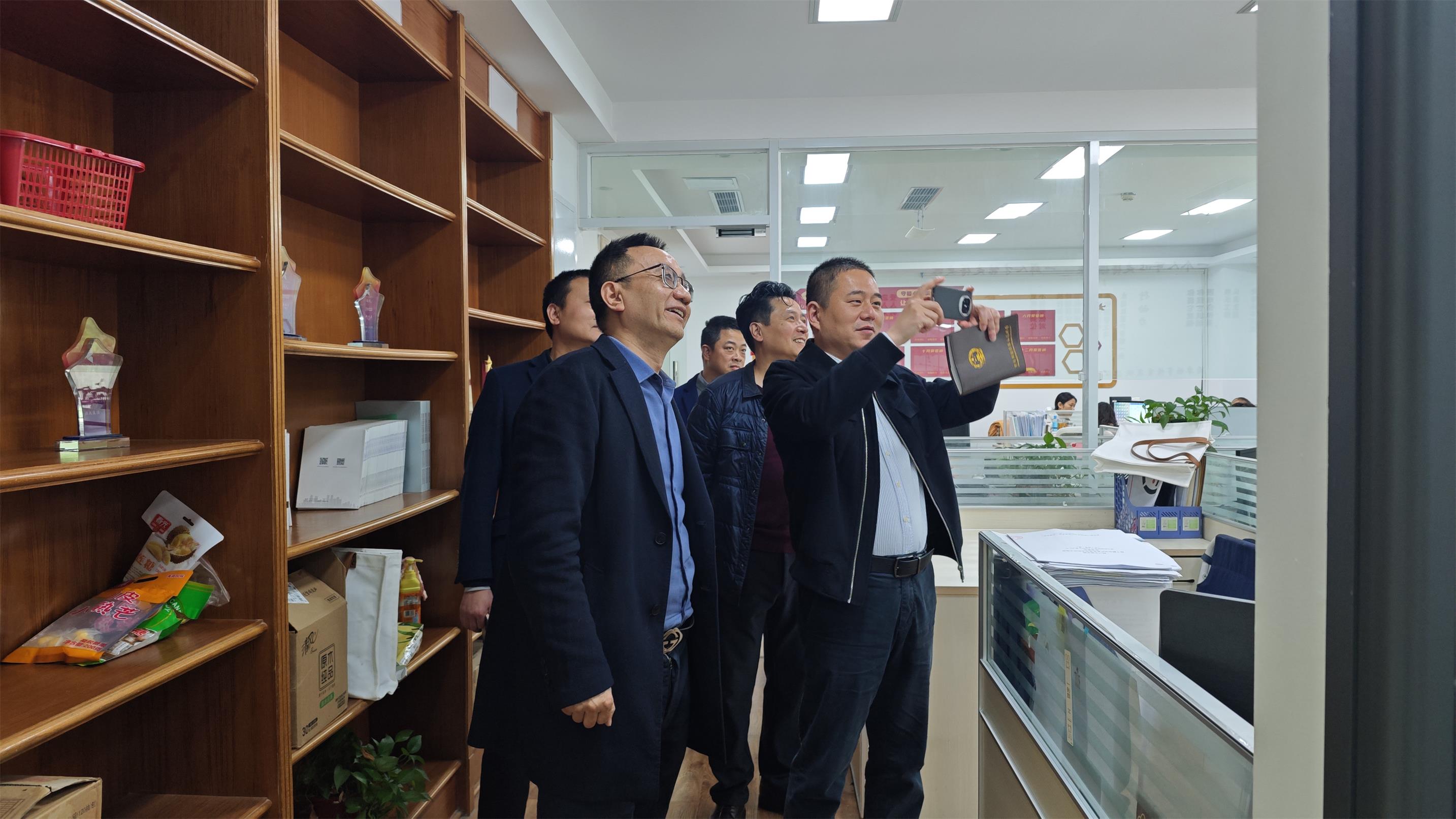 重庆市两江新区知识产权局卢明渊局长一行莅临调研指导.jpg